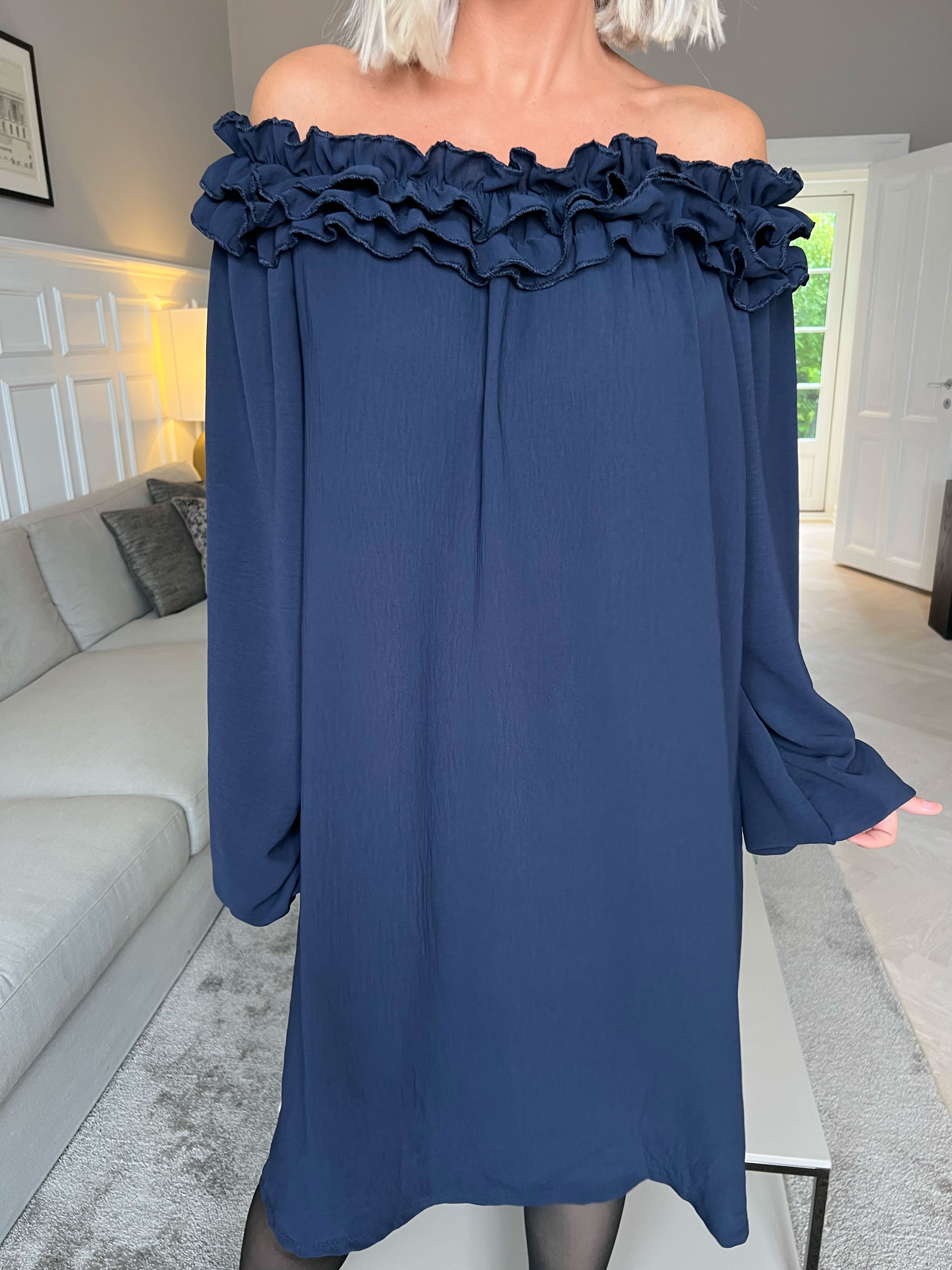 Chili Dress - Kjole med lange ærmer og flæser i udskæringen